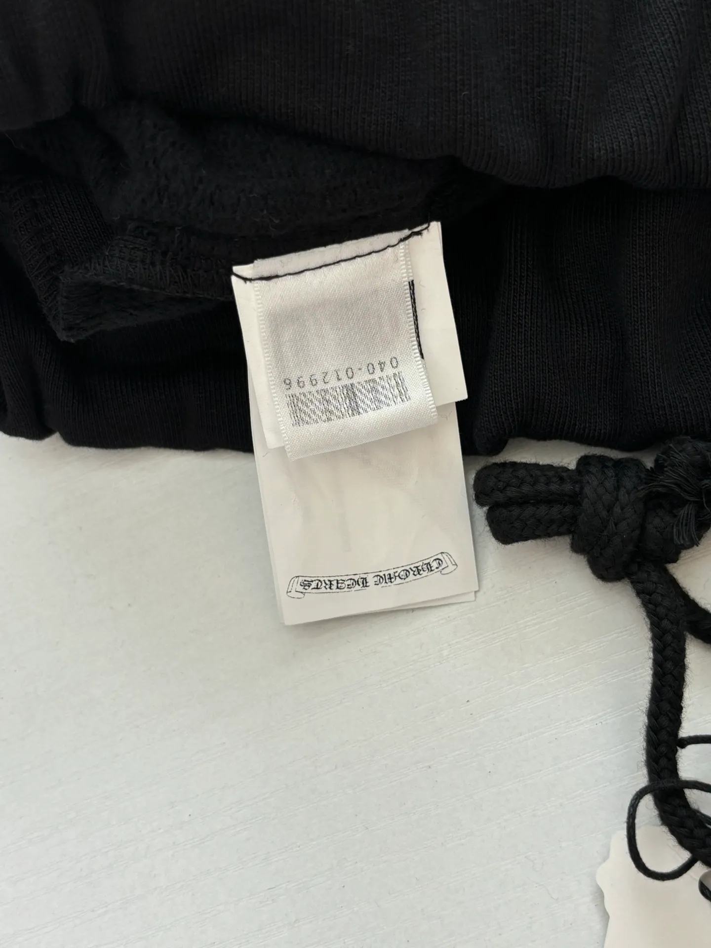 P346 Chrome Hearts*/Chrome Hearts 26SS early spring new patch embroidered shorts The fabric is made of a blended ratio of 80% cotton and 20% polyester. It is woven with a siro spinning process of 32-count base yarn and 10-count veil to form a high-weight terry cloth base of 380g/㎡. The cotton-polyester blended material combines the skin-friendly breathability of cotton and the anti-wrinkle shape retention of polyester. The high-weight fabric gives the trousers excellent stiffness and drape. The core technology is patch embroidery, which is completed with the help of TAJIMA computer embroidery machine. The black special-shaped patch is precisely sewn to the trouser fabric through lock stitches. The embroidery stitch density is even and the edges are neatly hemmed, forming a three-dimensional relief-like visual effect. Size: S/M/L/XL